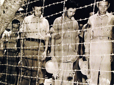 1945年8月15日玉音放送を聞く日本人捕虜たち